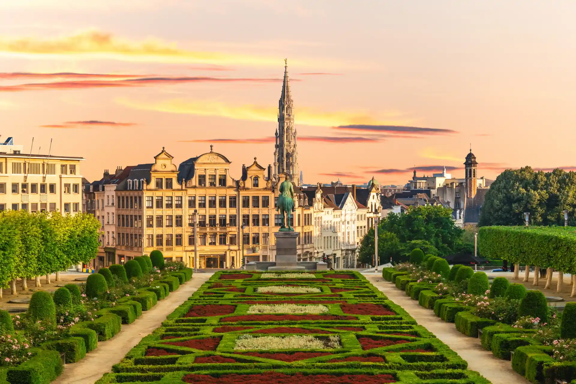 **Belgium**
Belgium amazes with medieval cities such as Bruges, artistic treasures from masters like Rubens, world-famous beer and chocolate, delicious dishes like crispy frites and beautiful nature from the Ardennes to the North Sea coast.